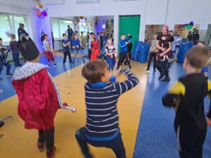 Bal karnawałowy w stylu żeglarskim klas 1c i 2c