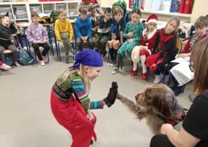 Zajęcia z dogoterapii w klasie 2b