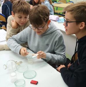 Poznajemy świat chemii poprzez eksperyment