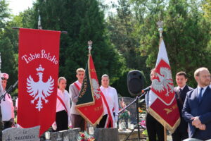 Pamięć, która zobowiązuje – uczniowie naszej szkoły oddali hołd kpt. Adamowi Białoszyńskiemu