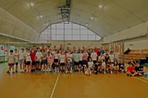 Mikołajkowo-Gwiazdkowe Zawody w Piłce Siatkowej